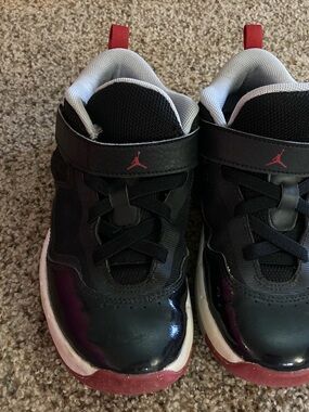 Nike Kids' Black and Red Low-Top Sneakers